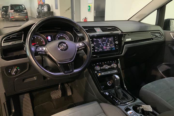 Grå VW Touran fra 2019