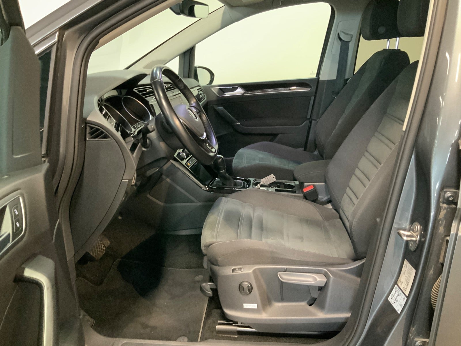 Grå VW Touran fra 2019