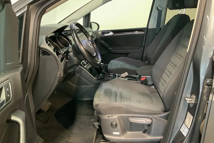 Grå VW Touran fra 2019
