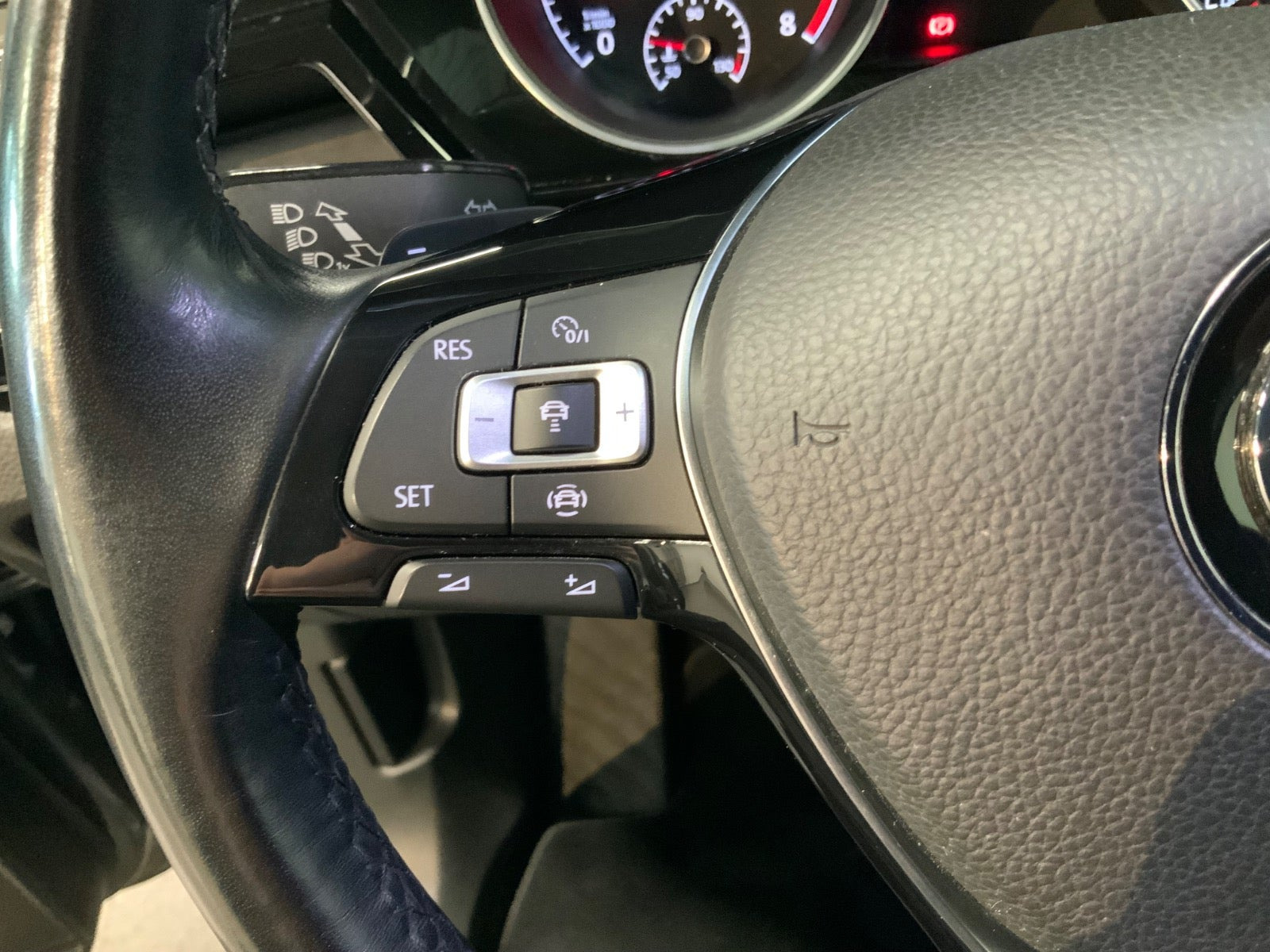 Grå VW Touran fra 2019