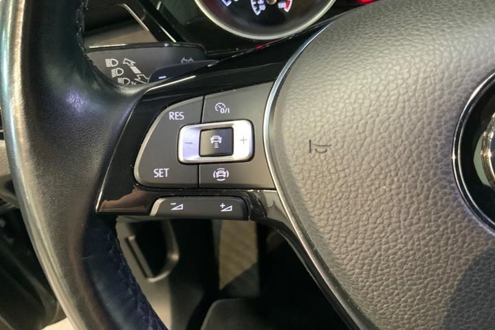 Grå VW Touran fra 2019