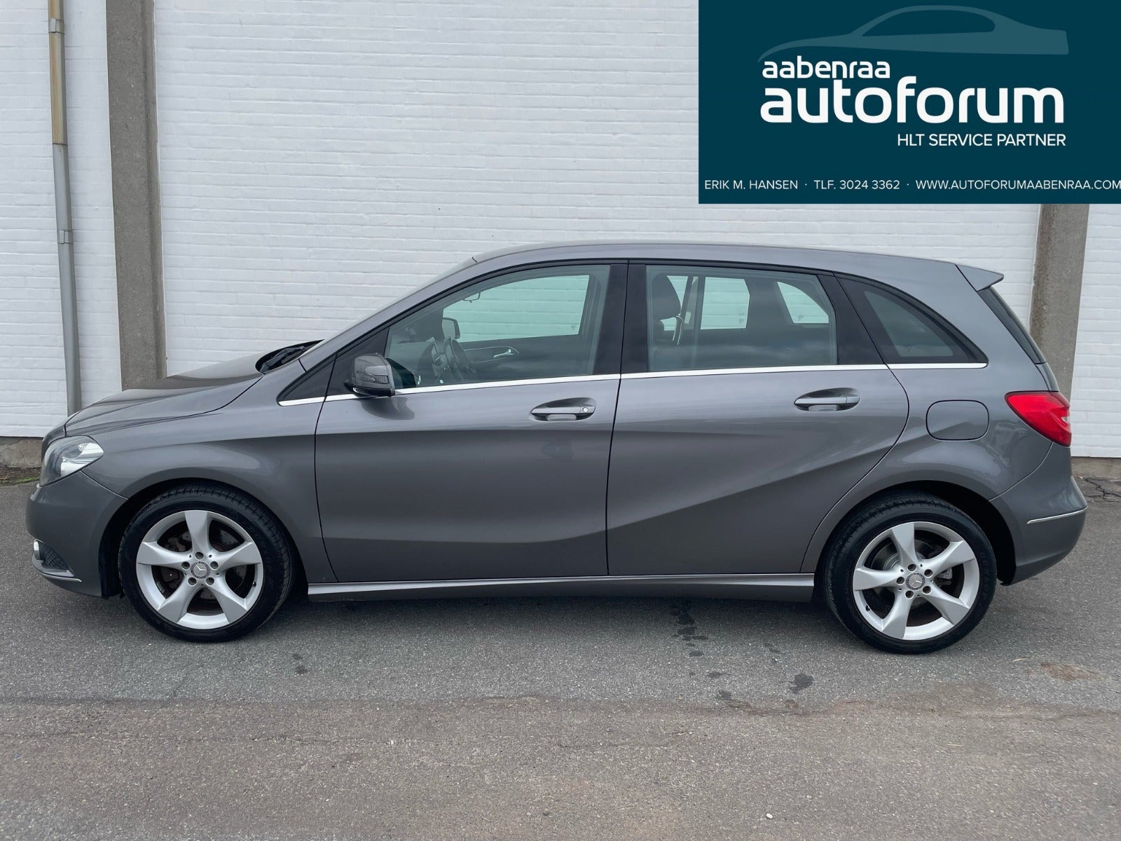 Grå Mercedes B180 fra 2014