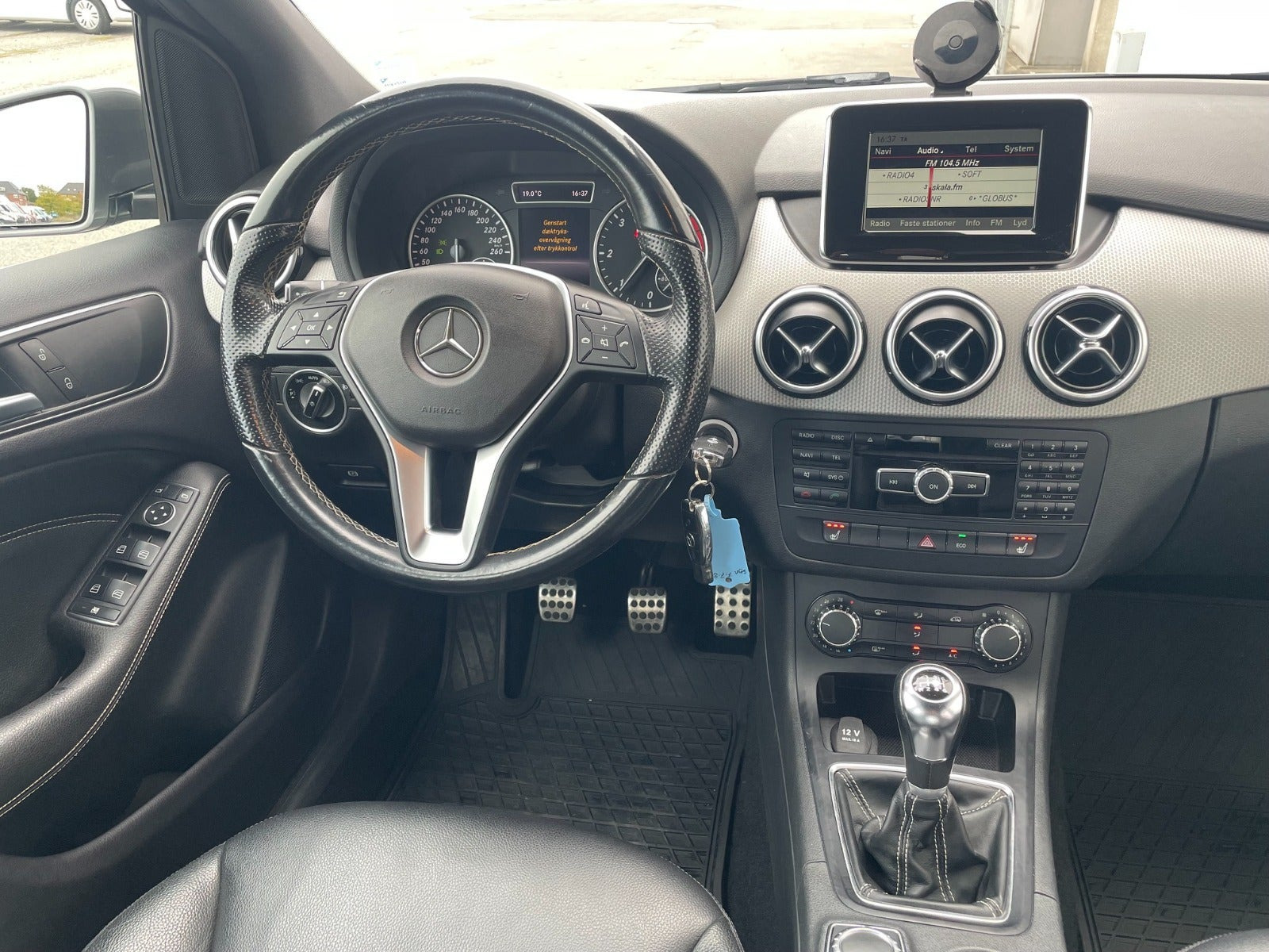 Grå Mercedes B180 fra 2014