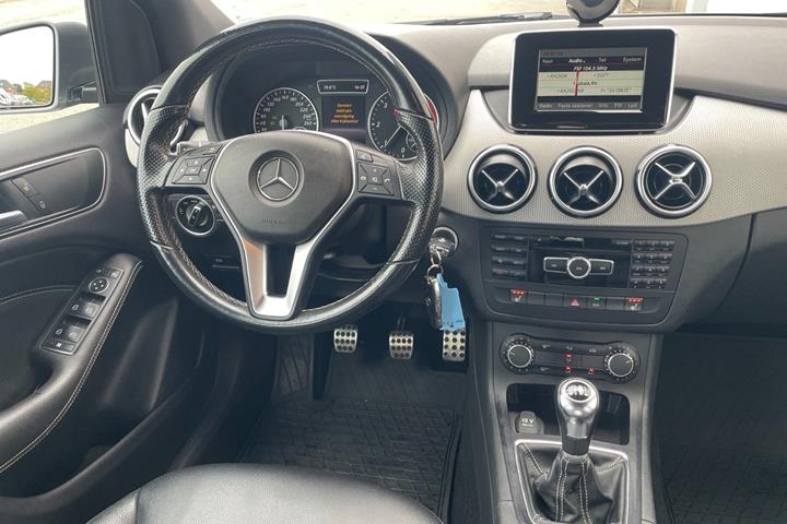 Grå Mercedes B180 fra 2014