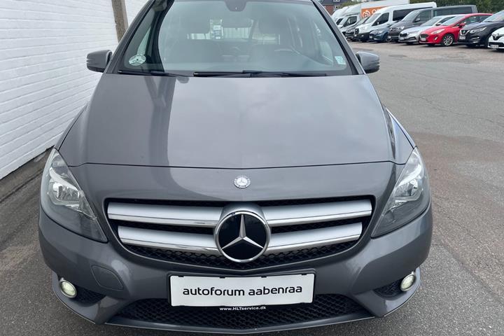 Grå Mercedes B180 fra 2014