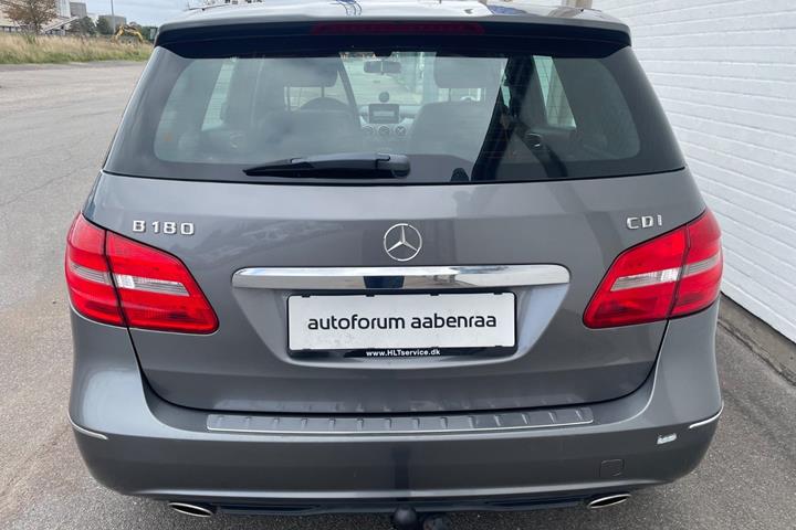Grå Mercedes B180 fra 2014