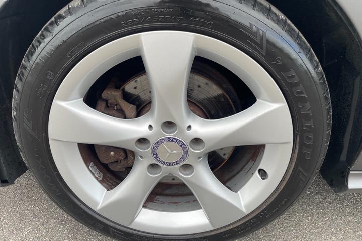 Grå Mercedes B180 fra 2014