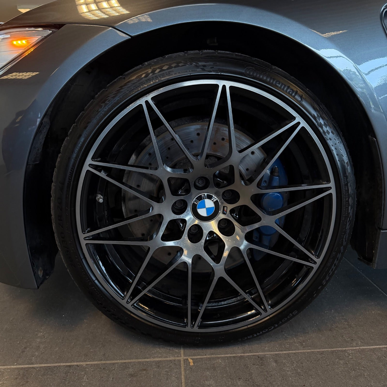 Grå BMW M4 fra 2015