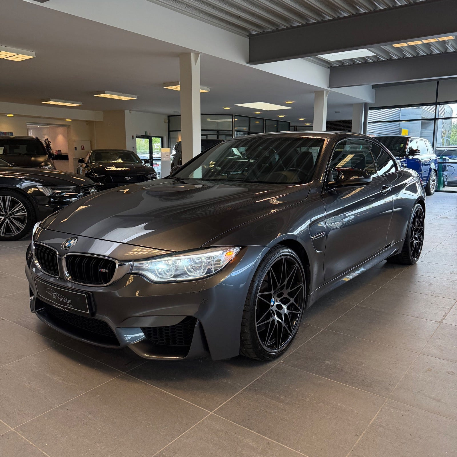 Grå BMW M4 fra 2015