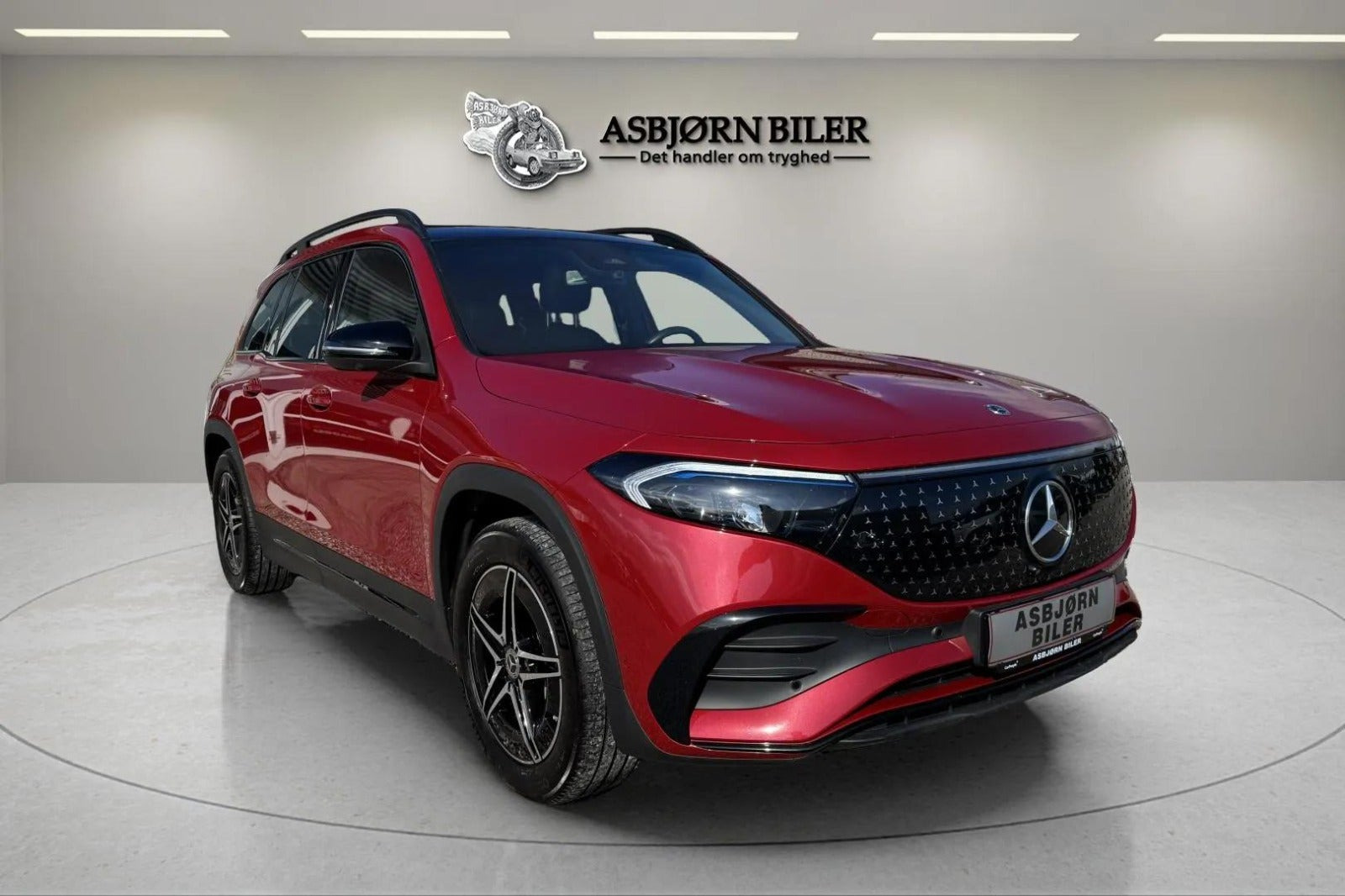 Rød Mercedes EQB250+ fra 2025