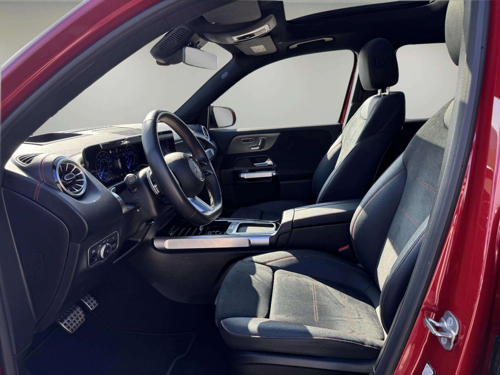 Rød Mercedes EQB250+ fra 2025