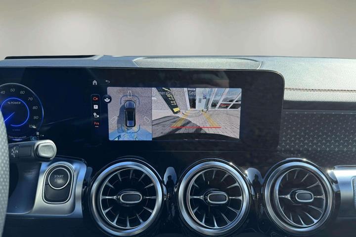 Rød Mercedes EQB250+ fra 2025
