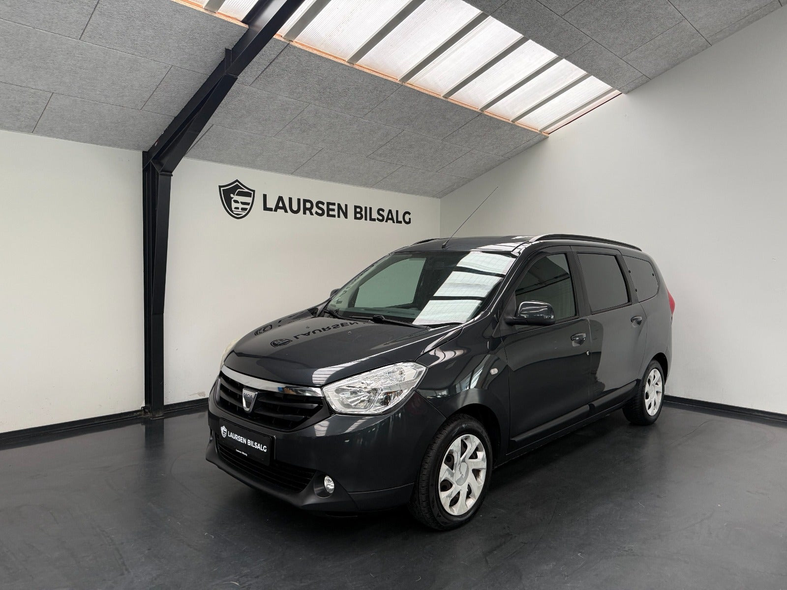 Grå Dacia Lodgy fra 2014