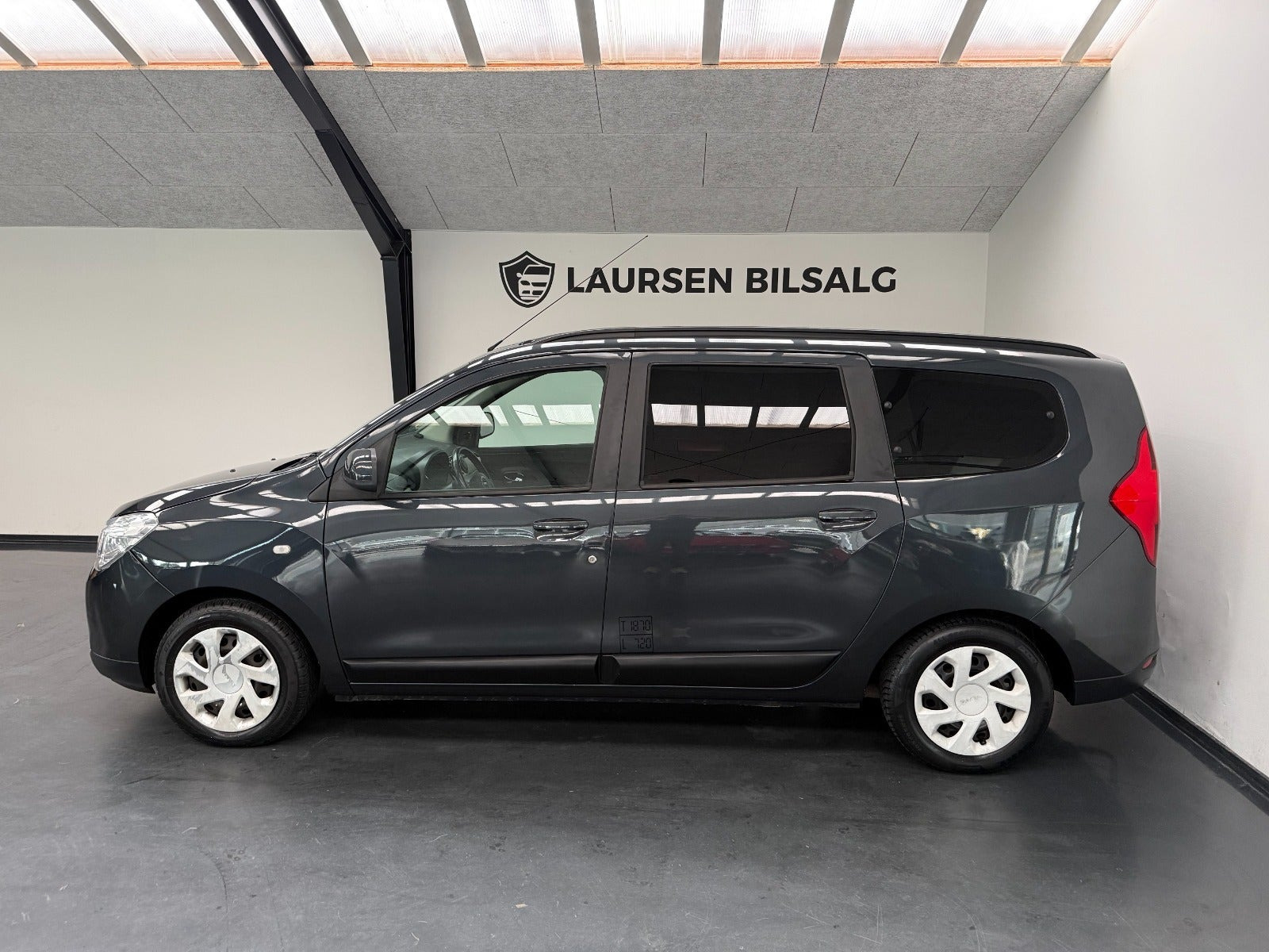 Grå Dacia Lodgy fra 2014