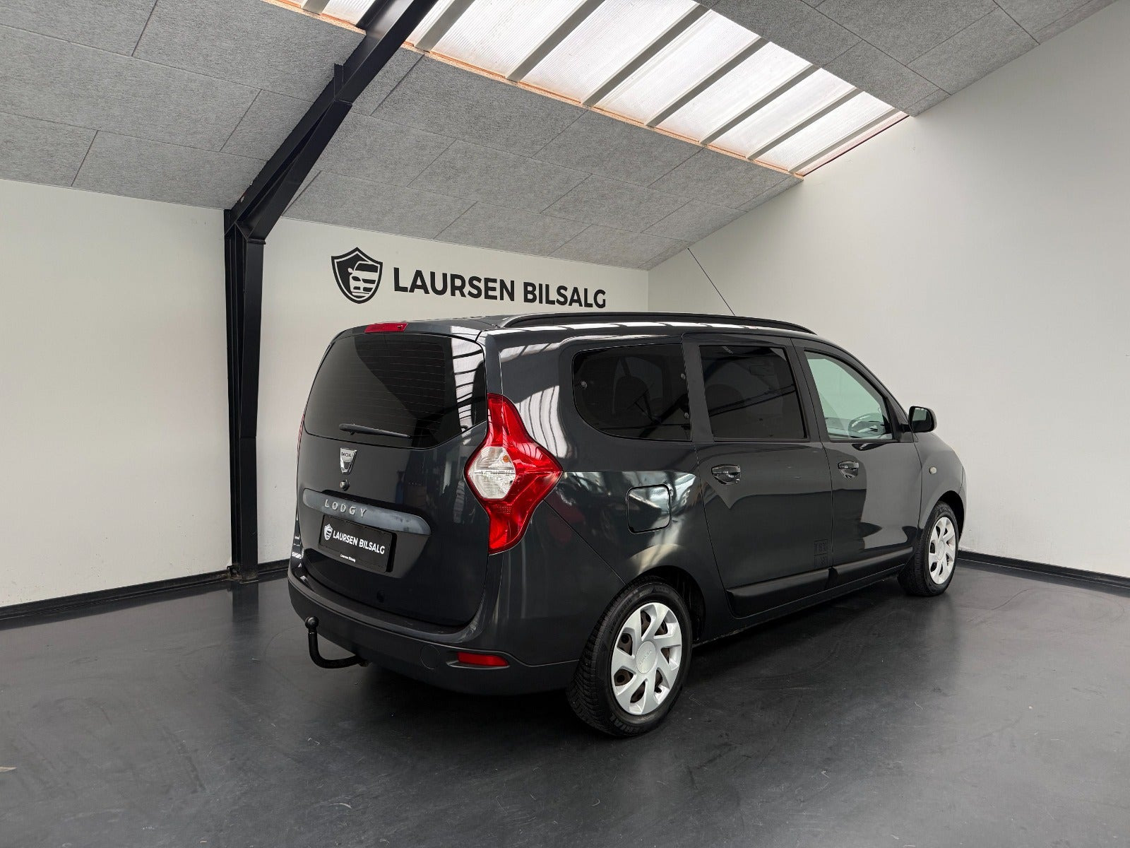 Grå Dacia Lodgy fra 2014