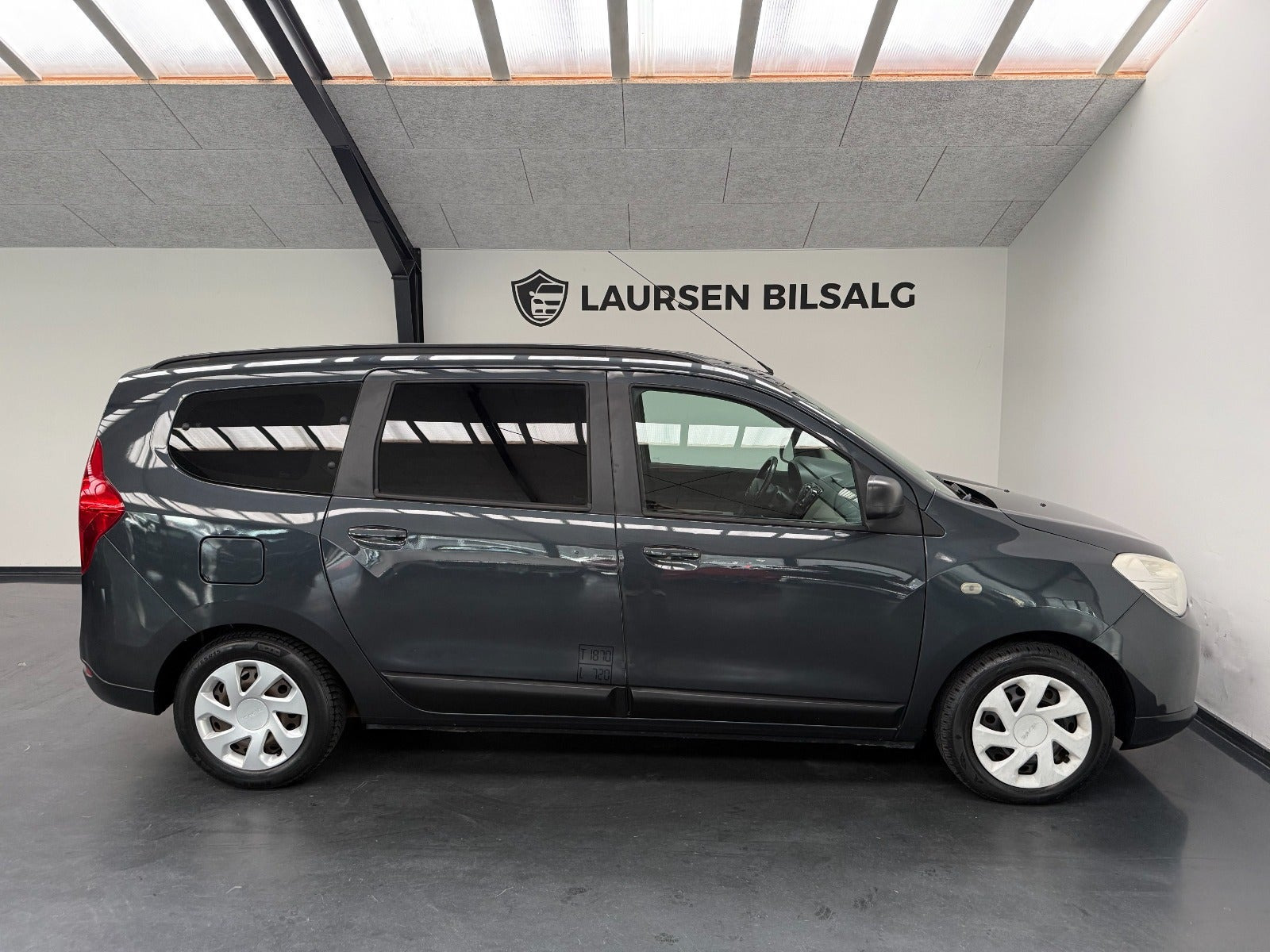 Grå Dacia Lodgy fra 2014