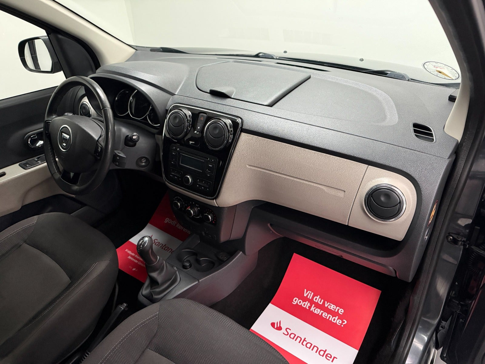Grå Dacia Lodgy fra 2014