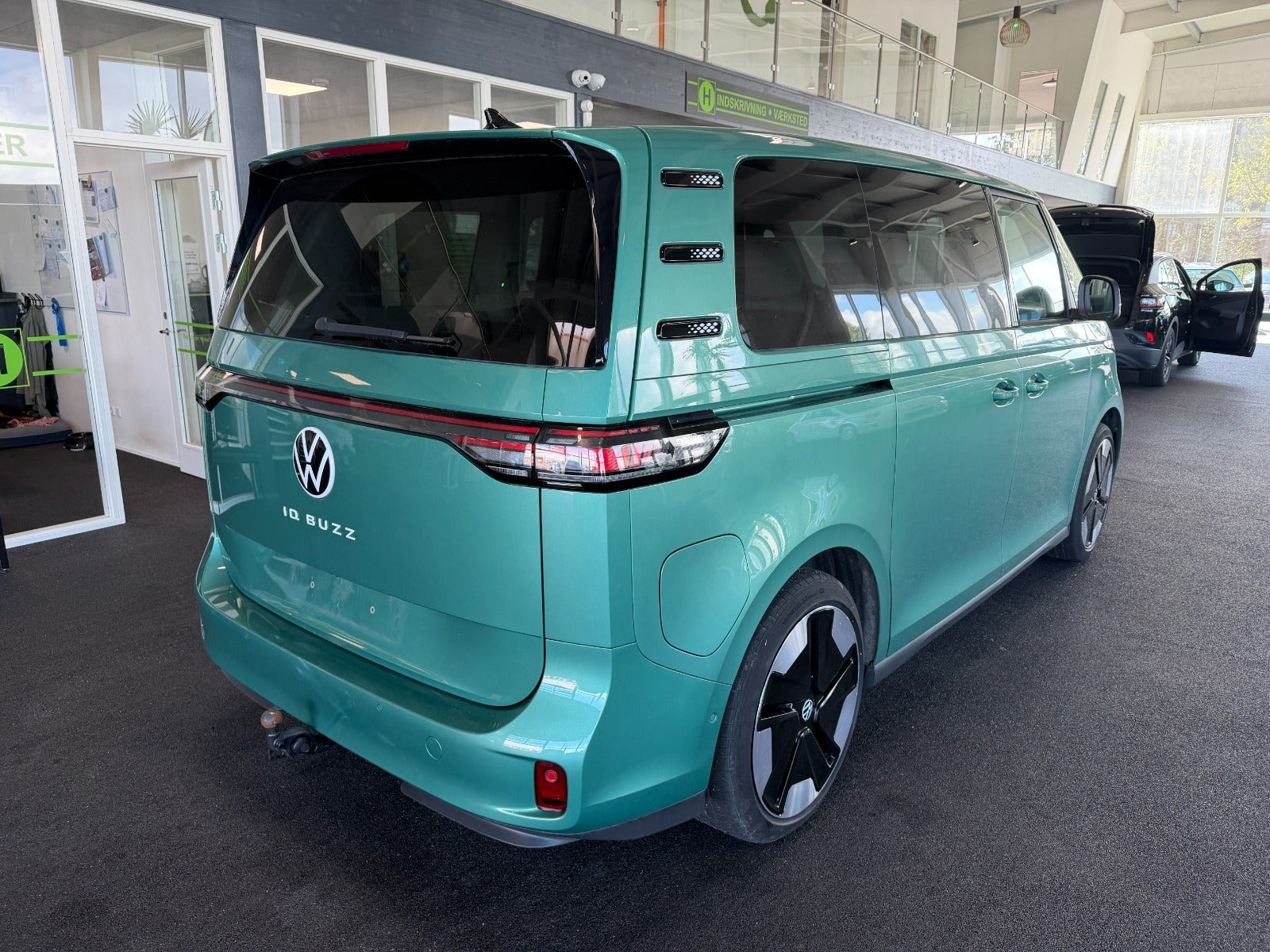 Grøn VW ID.Buzz fra 2024