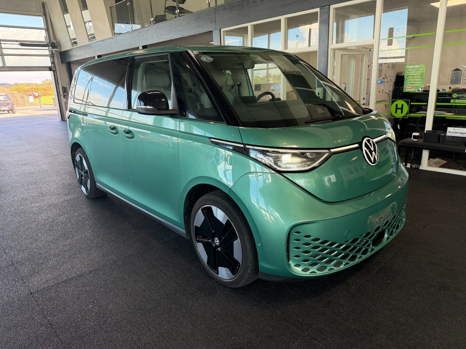 Grøn VW ID.Buzz fra 2024