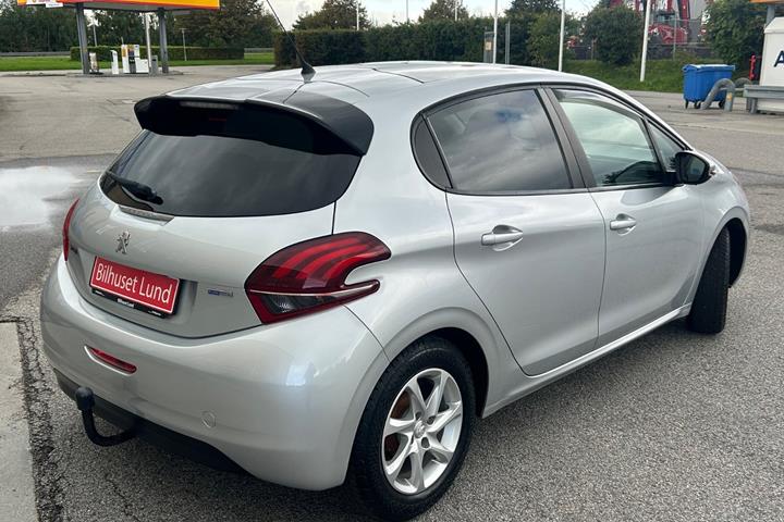 Sølv Peugeot 208 fra 2016