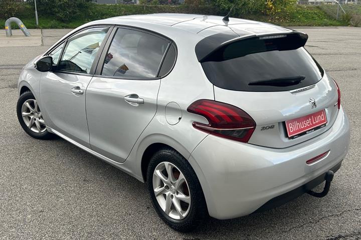 Sølv Peugeot 208 fra 2016