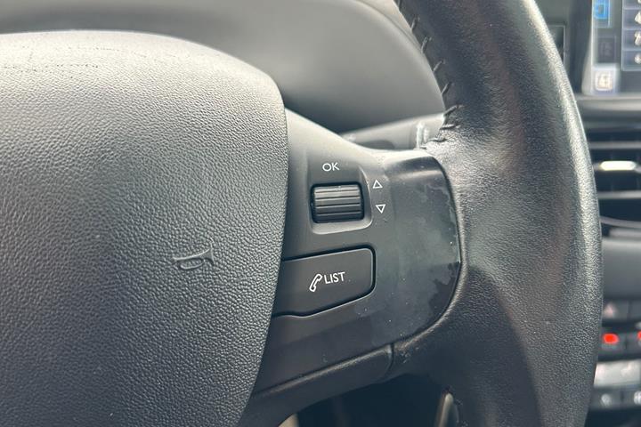 Sølv Peugeot 208 fra 2016