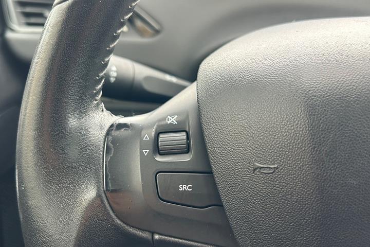 Sølv Peugeot 208 fra 2016