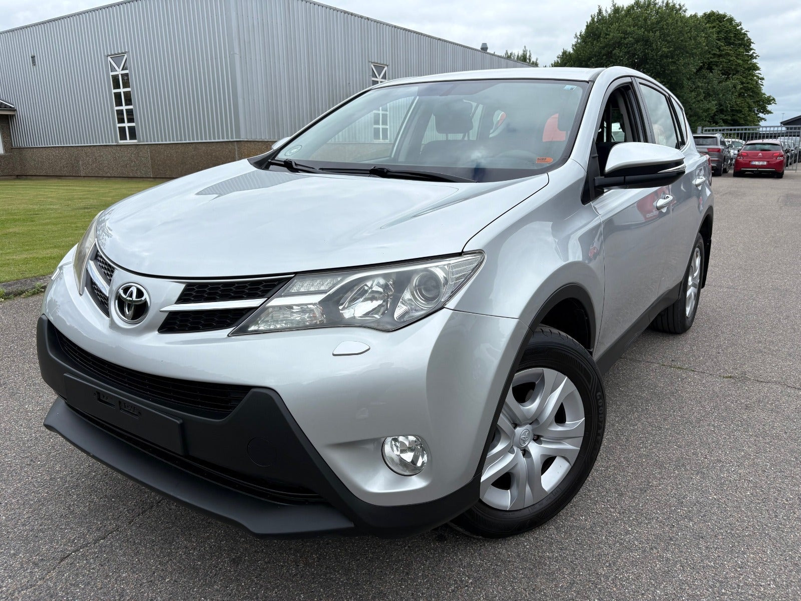 Sølv Toyota RAV4 fra 2015