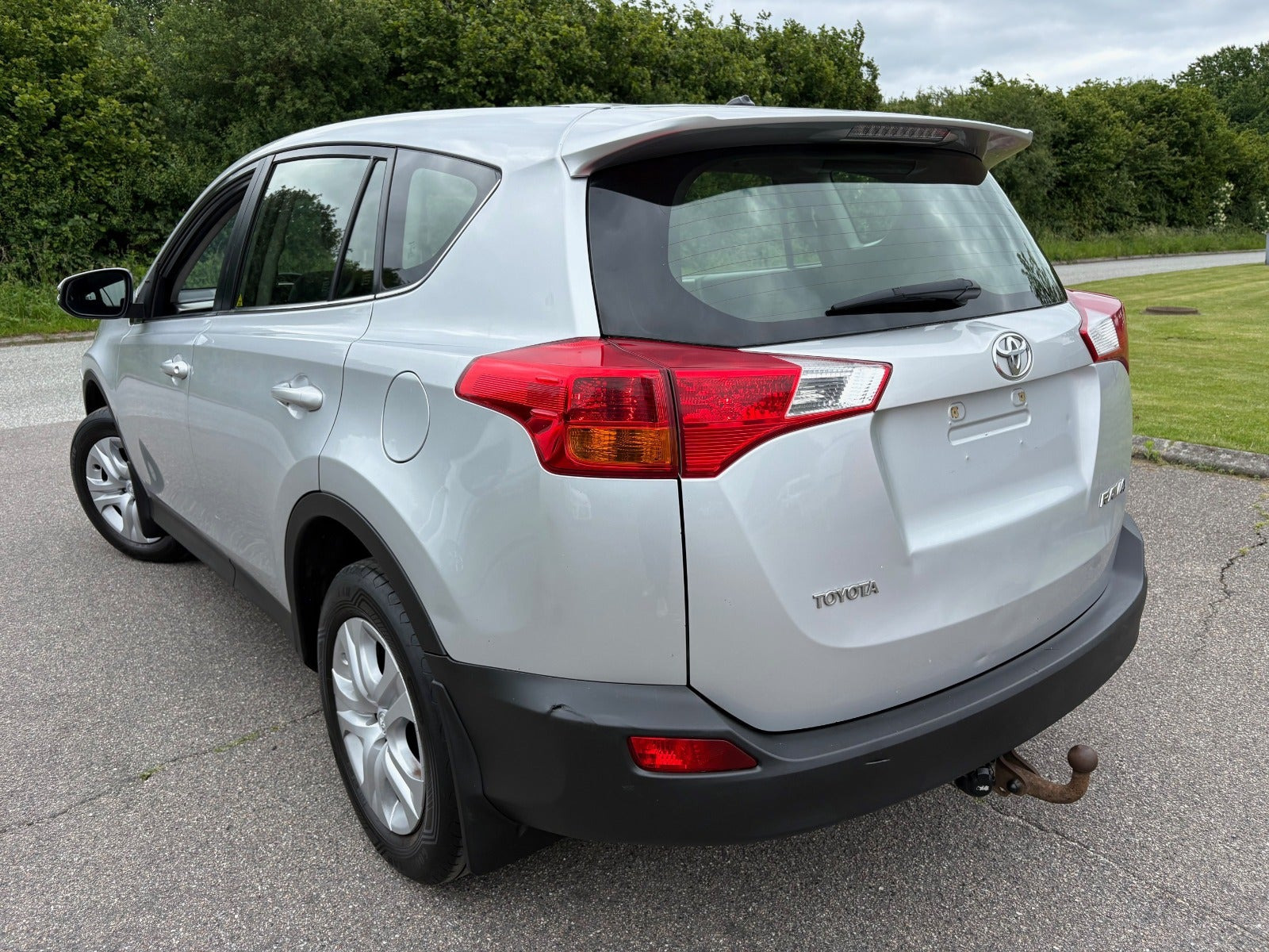Sølv Toyota RAV4 fra 2015