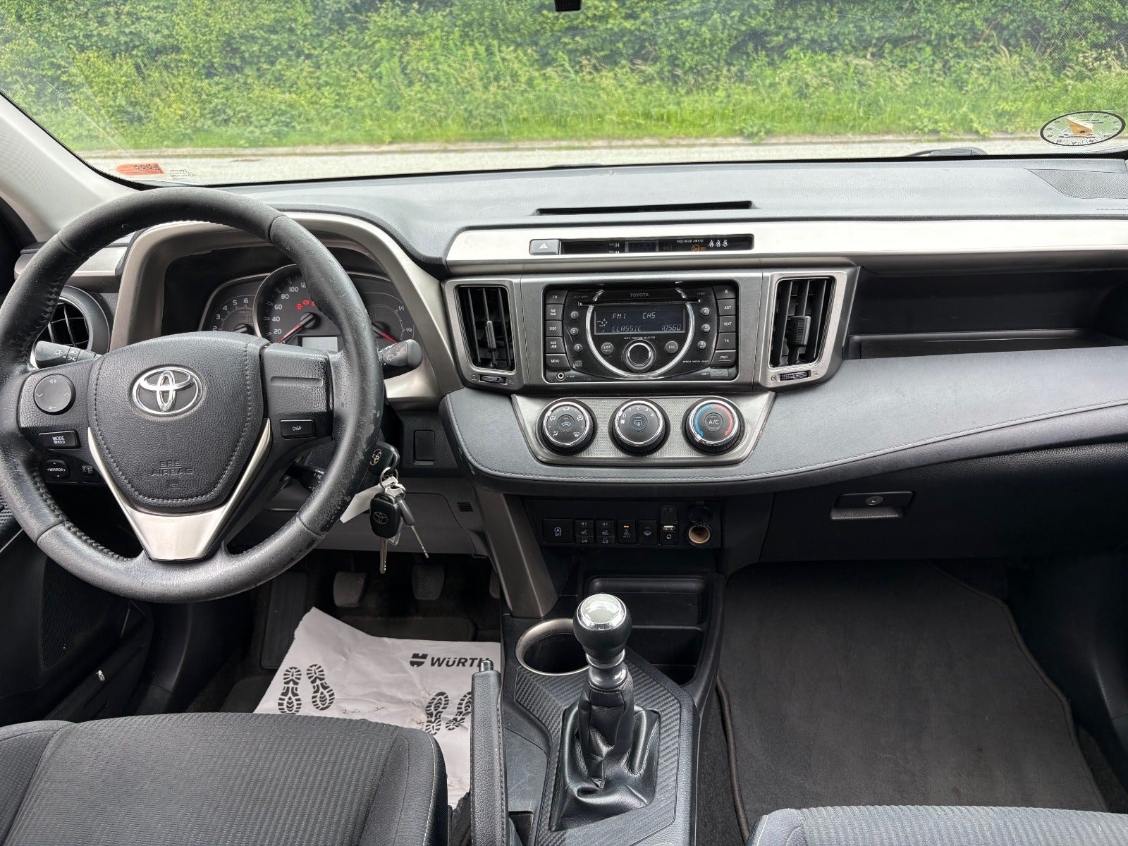 Sølv Toyota RAV4 fra 2015