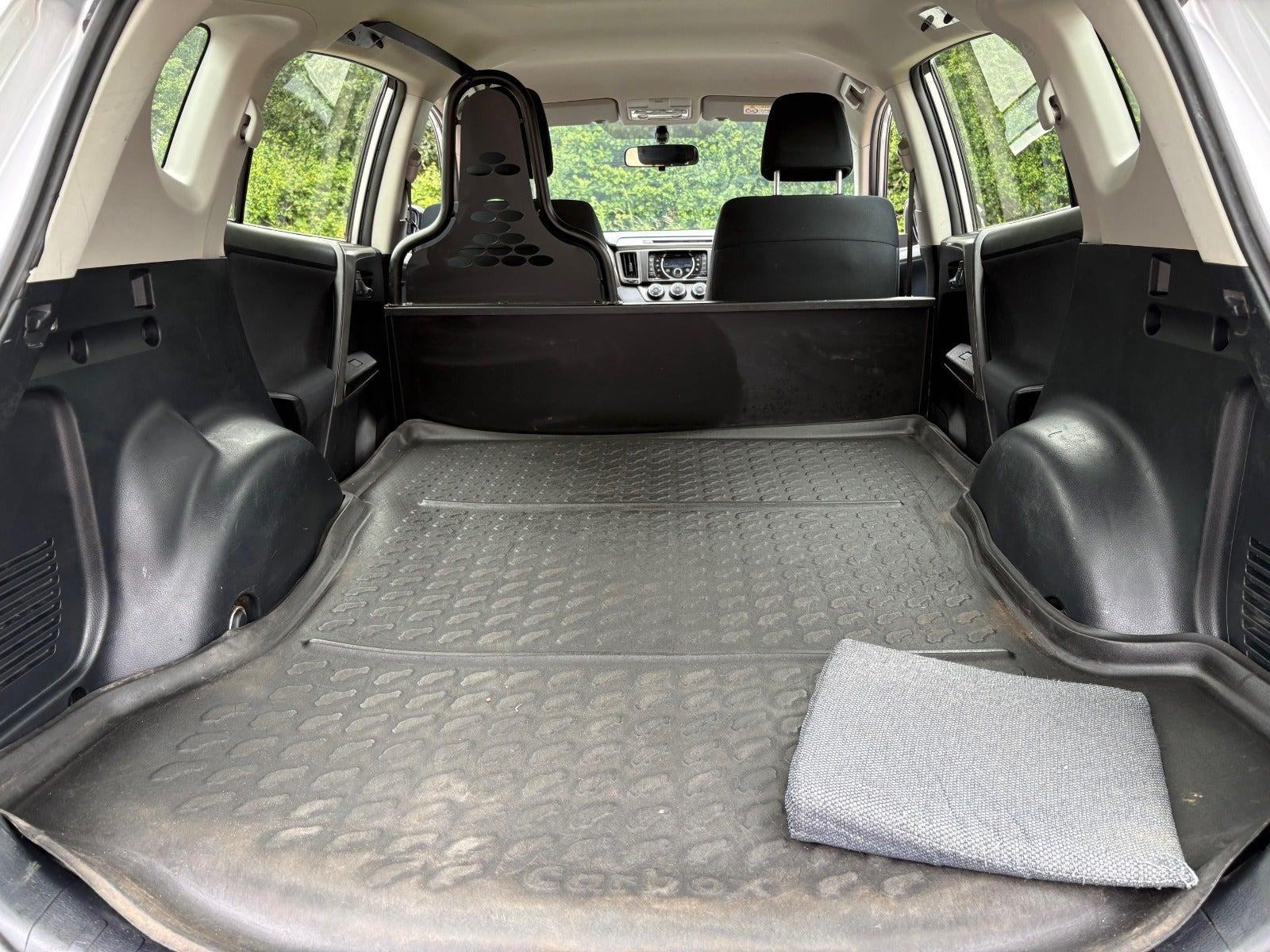 Sølv Toyota RAV4 fra 2015