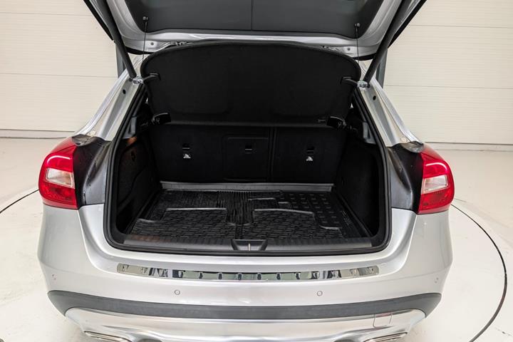 Sølv Mercedes GLA250 fra 2016