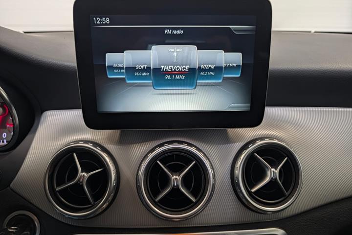 Sølv Mercedes GLA250 fra 2016