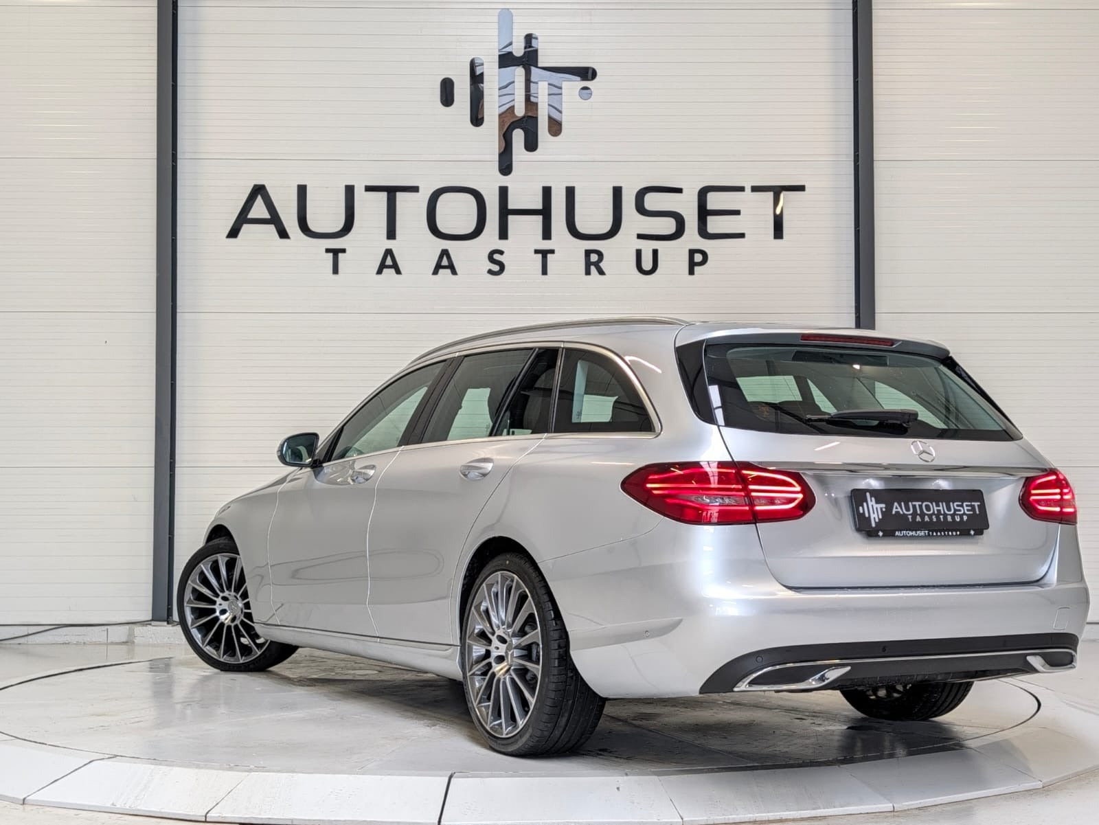 Sølv Mercedes C200 fra 2019