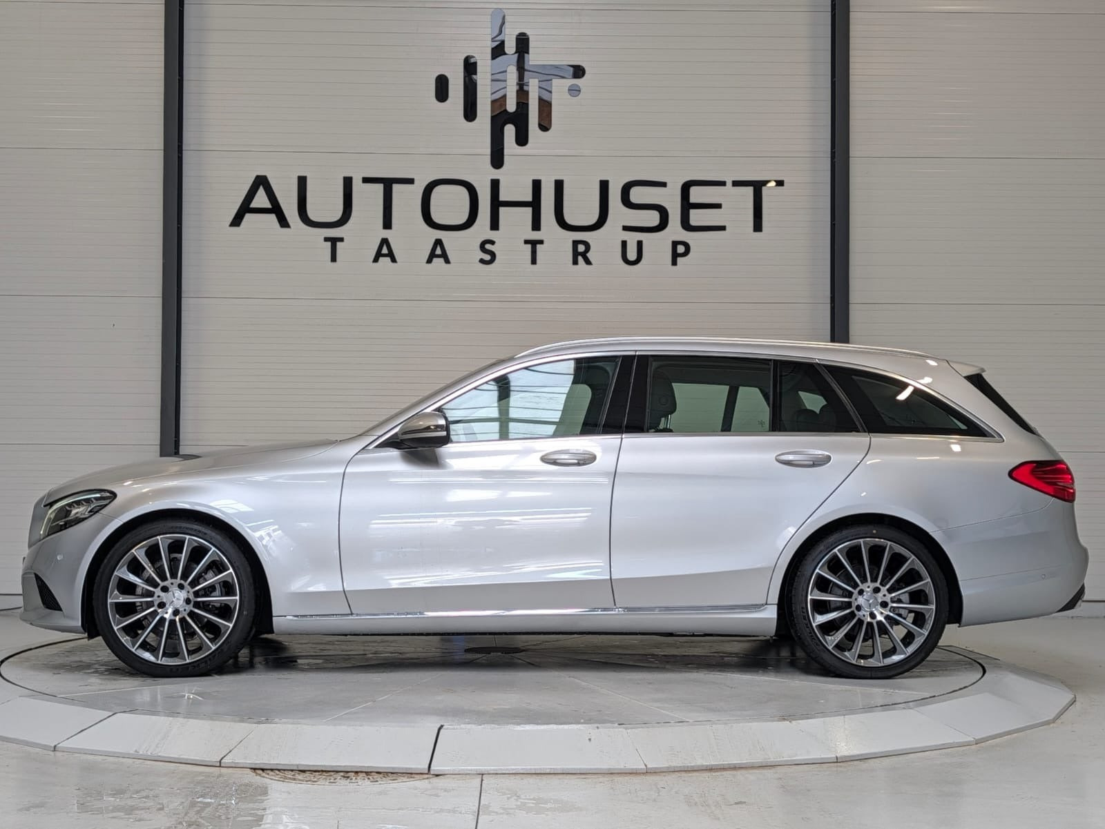 Sølv Mercedes C200 fra 2019