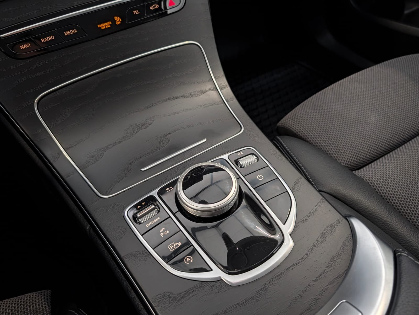 Sølv Mercedes C200 fra 2019