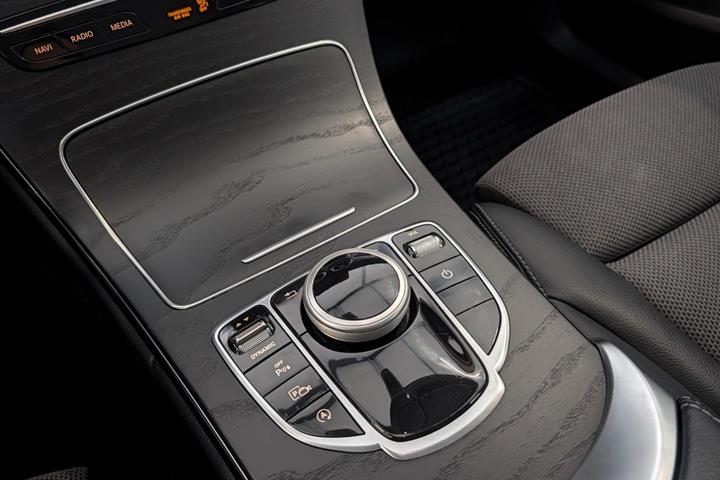 Sølv Mercedes C200 fra 2019