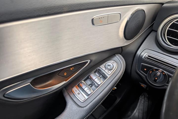 Sølv Mercedes C200 fra 2019