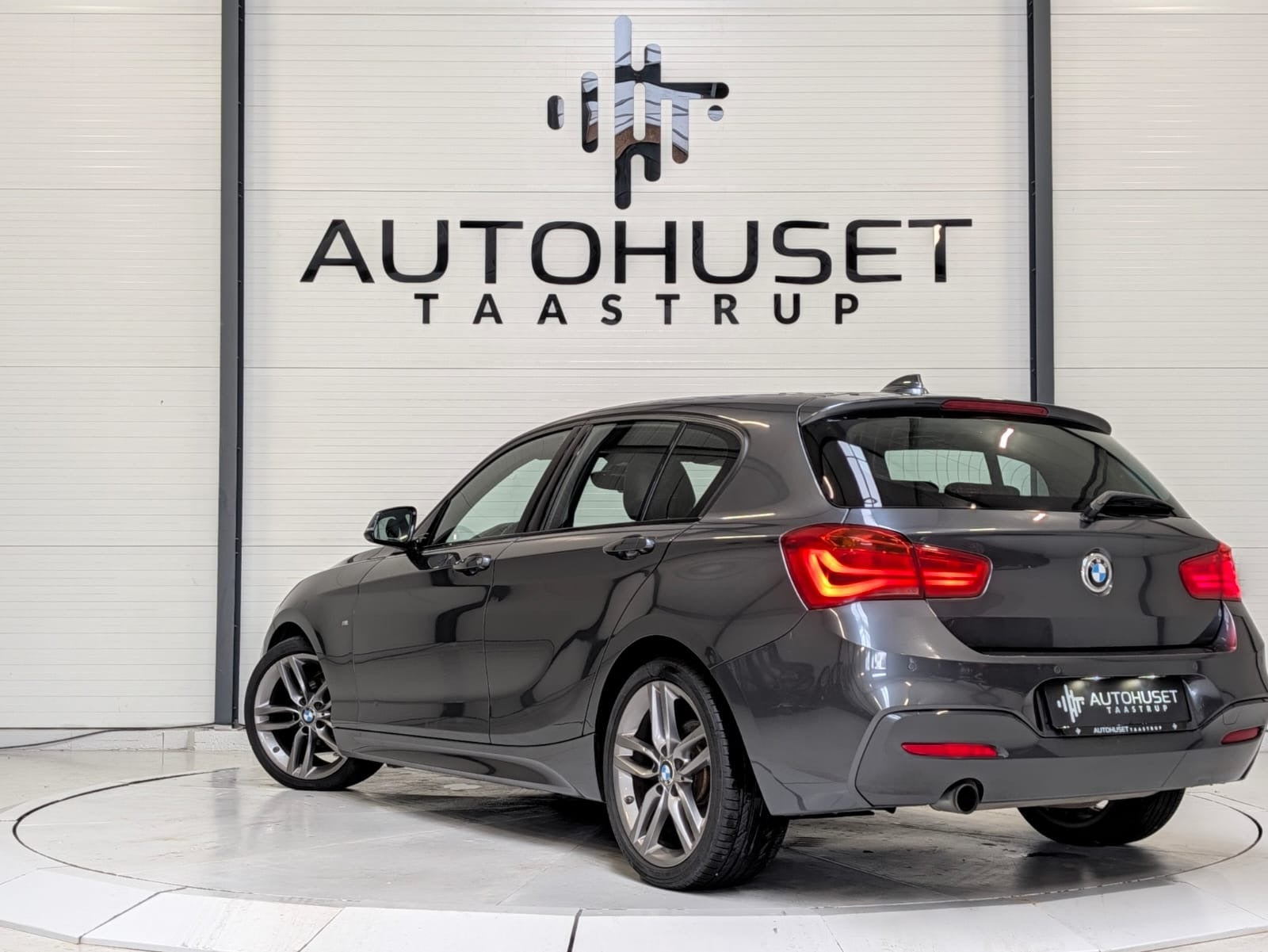 Grå BMW 118i fra 2018