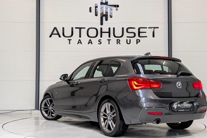 Grå BMW 118i fra 2018