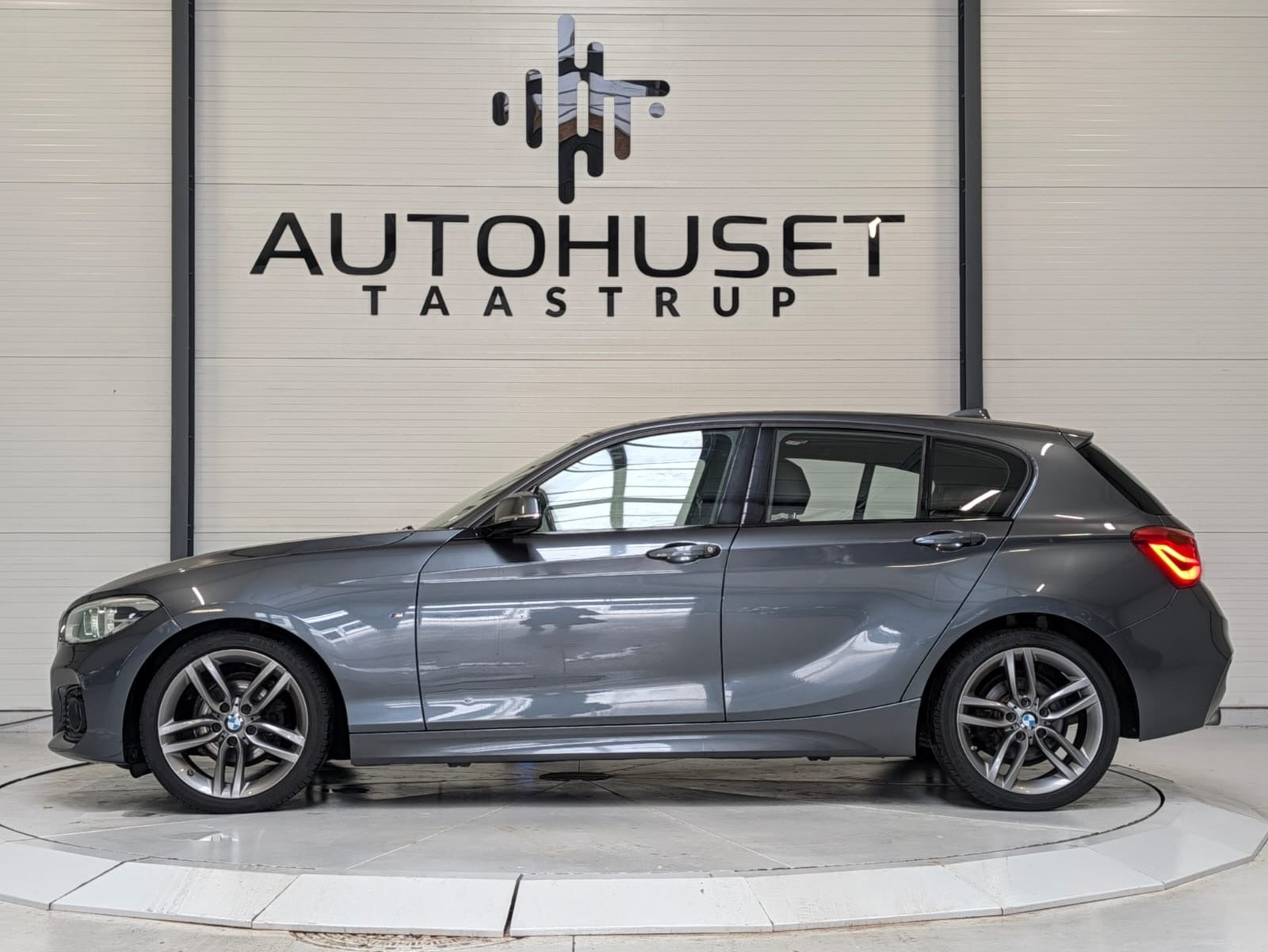 Grå BMW 118i fra 2018