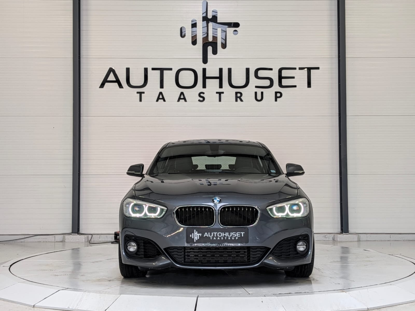 Grå BMW 118i fra 2018