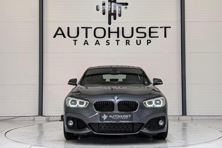 Grå BMW 118i fra 2018