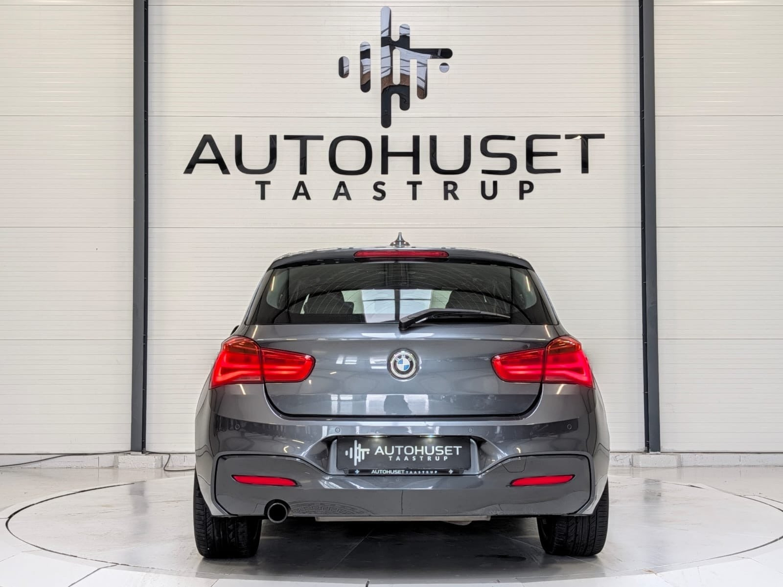 Grå BMW 118i fra 2018