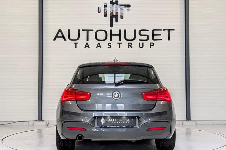 Grå BMW 118i fra 2018
