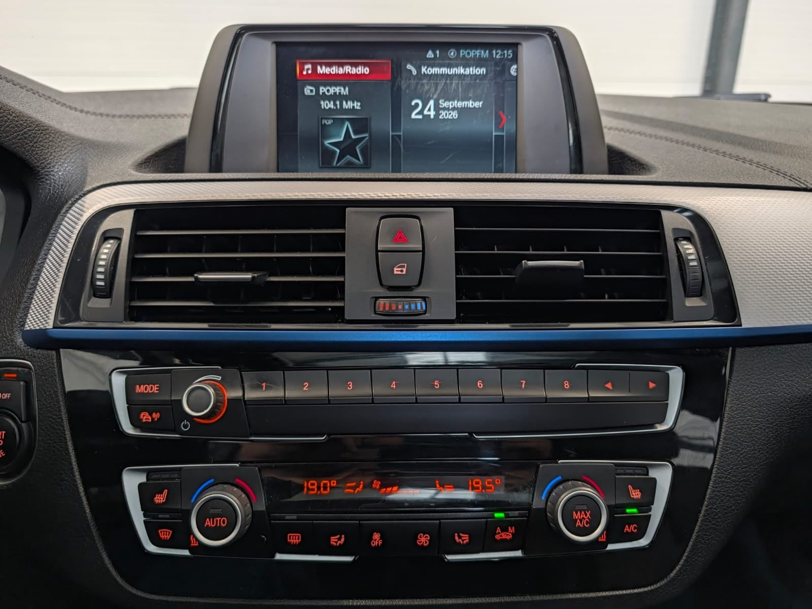 Grå BMW 118i fra 2018