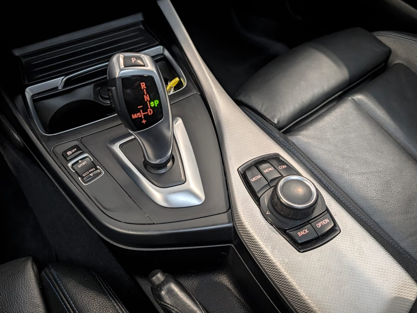 Grå BMW 118i fra 2018
