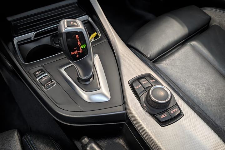Grå BMW 118i fra 2018