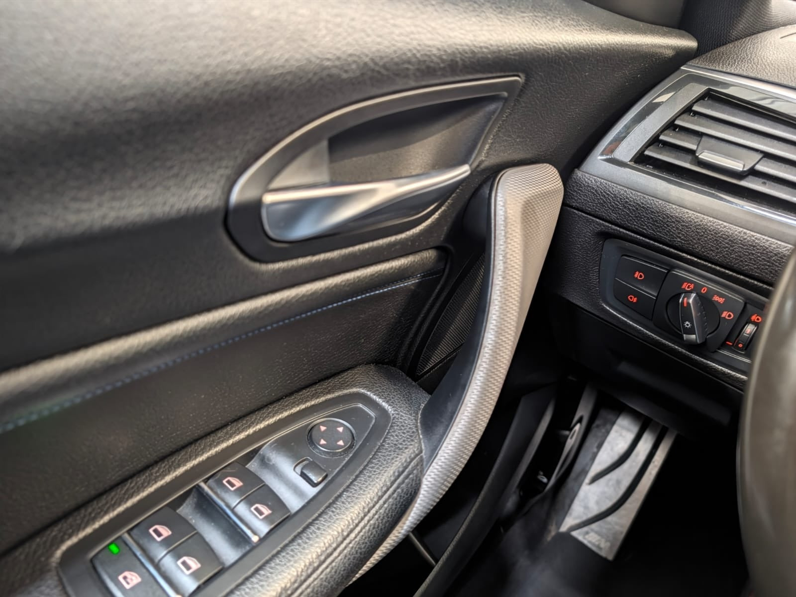 Grå BMW 118i fra 2018