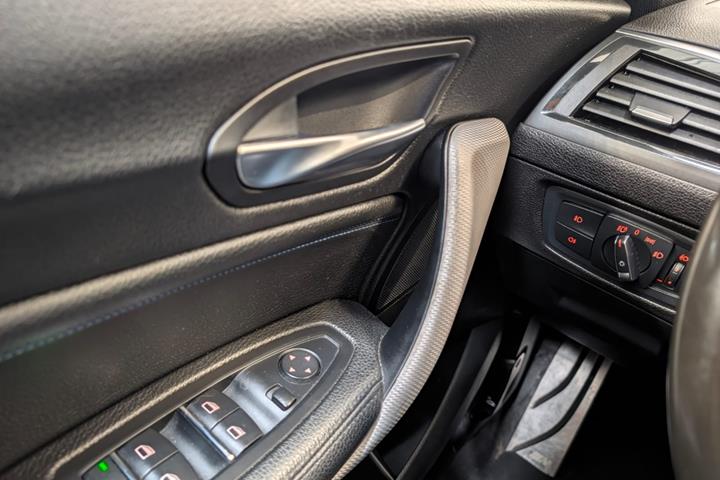 Grå BMW 118i fra 2018